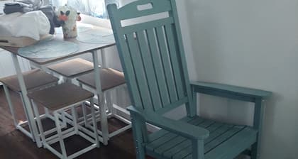 Charming 1-bedroom queen bed cottage in tranquil Jacksonville with AC