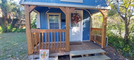 Exterior detail. Charming 1-bedroom queen bed cottage in tranquil Jacksonville with AC