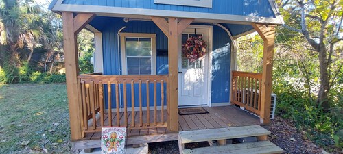 Charming 1-bedroom queen bed cottage in tranquil Jacksonville with AC