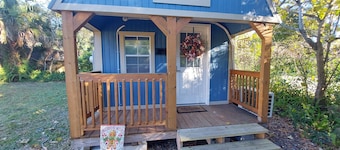 Charming 1-bedroom queen bed cottage in tranquil Jacksonville with AC