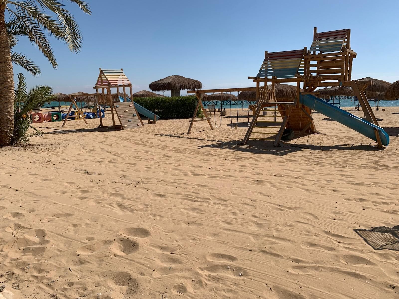 Rannalla, aurinkotuoleja, rantapyyhkeitä