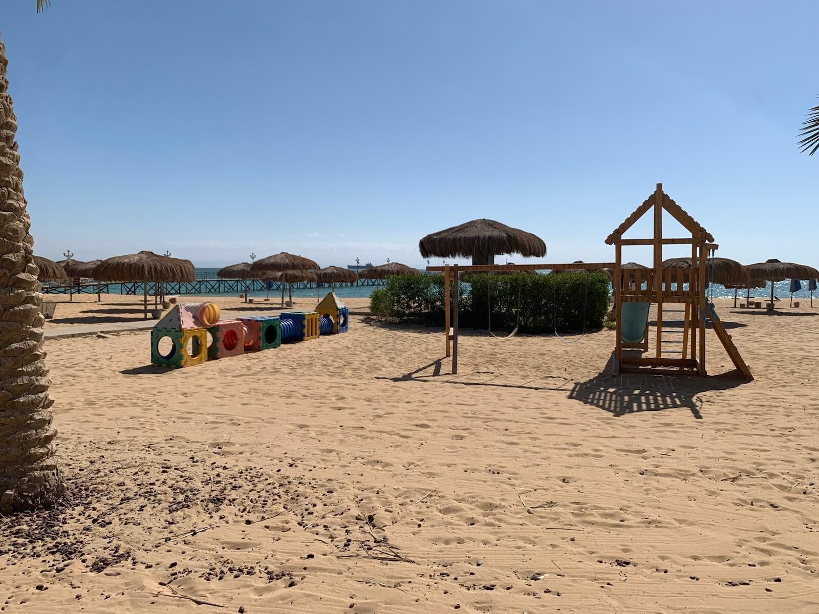 På stranden, liggestole, badehåndklæder