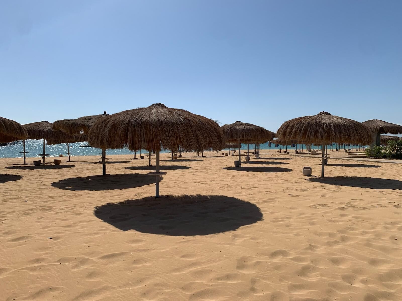 På stranden, solsenger og strandhåndklær