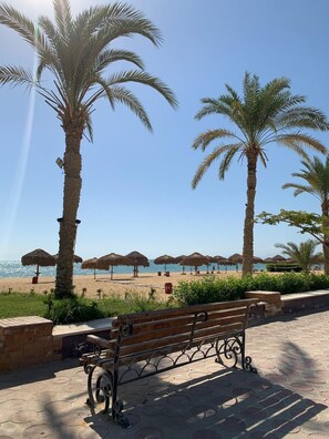 Plage, chaises longues, serviettes de plage