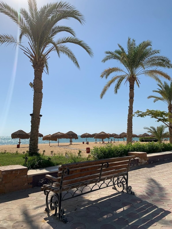 En la playa, camastros y toallas de playa