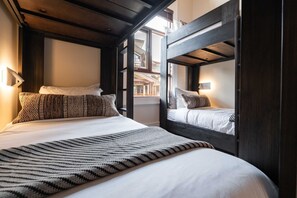 4 عدّة غرف نوم ومكواة/لوح كي وواي فاي وملاءات أسرّة