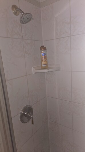 Towels, soap, toilet paper - Charming bedroom in a well kept home near  downtown of enjoyable Houston. (Houston)