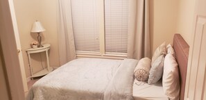 1 bedroom, iron/ironing board - Charming bedroom in a well kept home near  downtown of enjoyable Houston. (Houston)