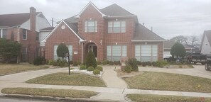 Exterior - Charming bedroom in a well kept home near  downtown of enjoyable Houston. (Houston)