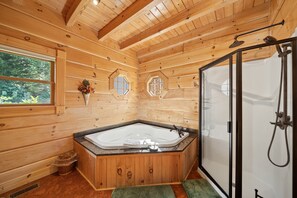 Shower, jetted bath, towels - Log Cabin Near Skiing–Sugars Cozy Cabin (Sugar Mountain)