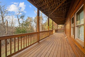 Terrace/patio - Log Cabin Near Skiing–Sugars Cozy Cabin (Sugar Mountain)
