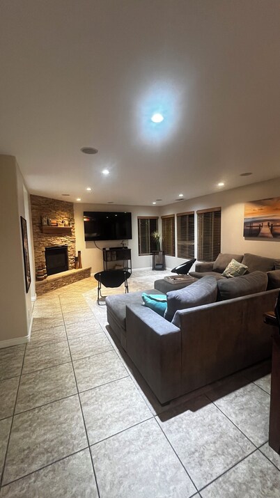 4-bdrm house by the beach in Signal Hill, pool table, shuffle board & jacuzzi