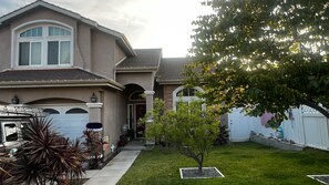 Exterior - 4-bdrm house by the beach in Signal Hill, pool table, shuffle board & jacuzzi (Signal Hill)