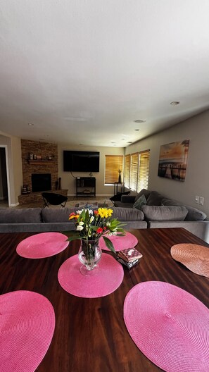 Smart TV - 4-bdrm house by the beach in Signal Hill, pool table, shuffle board & jacuzzi (Signal Hill)