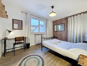 6 slaapkamers, een bureau, een strijkplank/strijkijzer, reisbedje