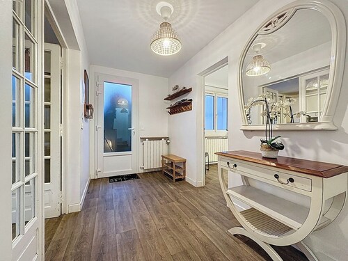 Large house with garden and parking, near metro