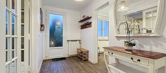 Large house with garden and parking, near metro