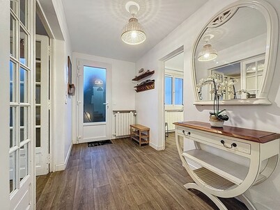 Large house with garden and parking, near metro