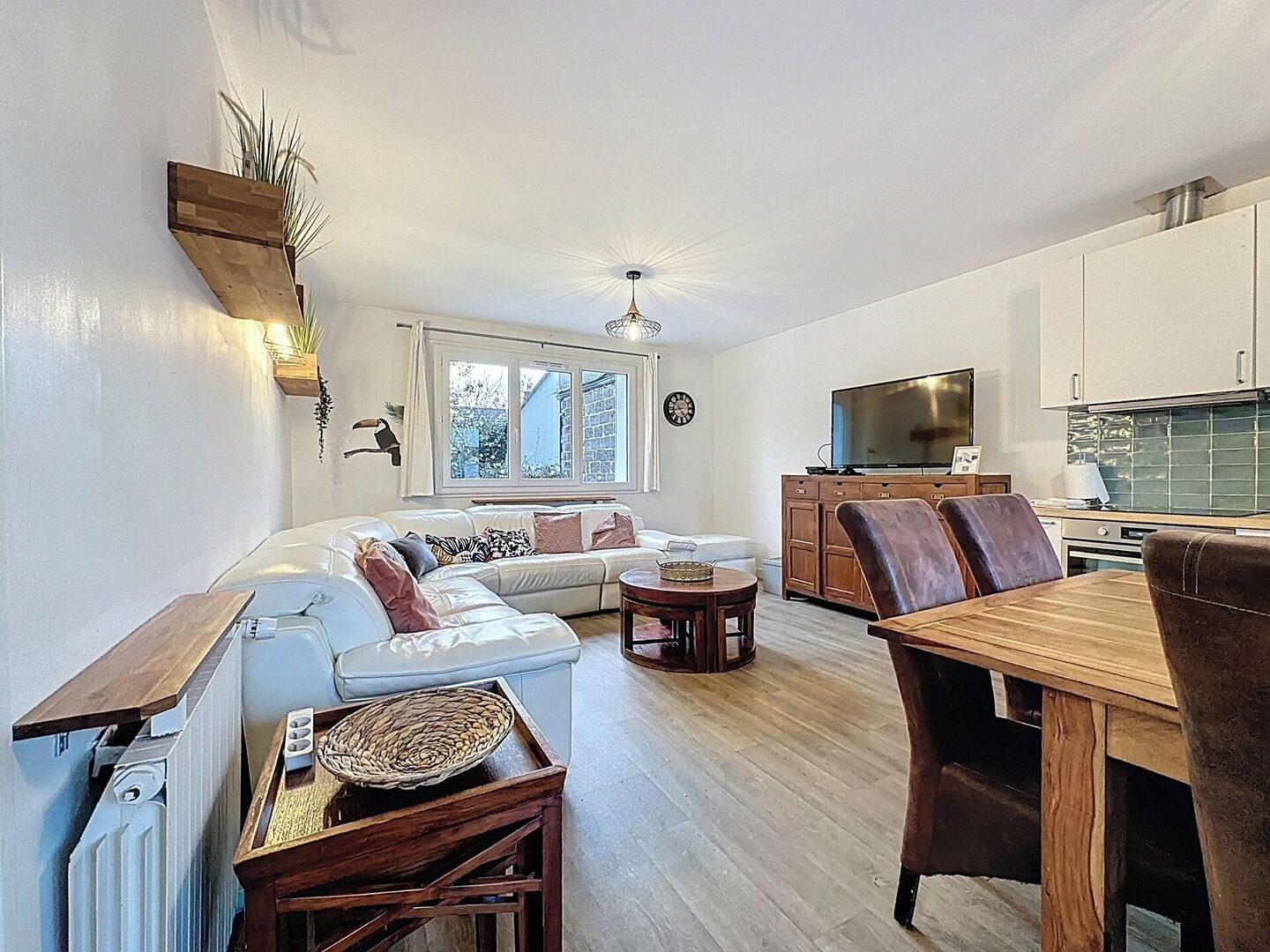 Télévision, livres, espaces bureaux