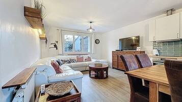 Télévision, livres, espaces bureaux