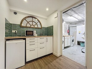 Een koelkast, een magnetron, een oven, een kookplaat