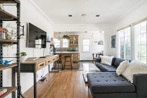 Living area - Charming 3-bedroom house in superb Los Angeles with AC (Los Angeles)