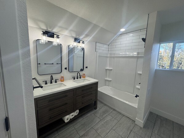 Haartrockner, Handtücher, Seife, Toilettenpapier