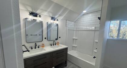 modern farmhouse 3bedroom house in Fort Morgan. walking distance to restaurants