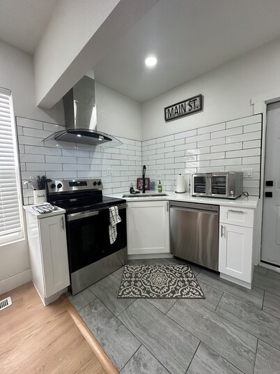 modern farmhouse 3bedroom house in Fort Morgan. walking distance to restaurants