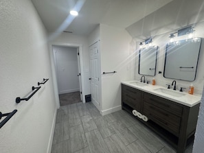 Haartrockner, Handtücher, Seife, Toilettenpapier