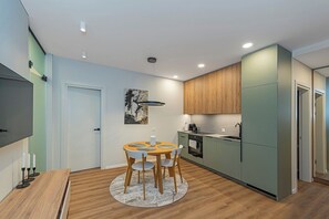 Frigorífico, horno, placa de cocina y lavavajillas