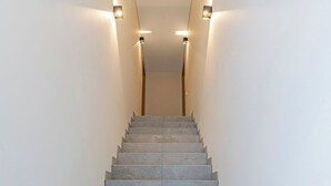 Una escalera moderna de diseño recto que asciende.