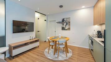 Fridge, oven, stovetop, dishwasher