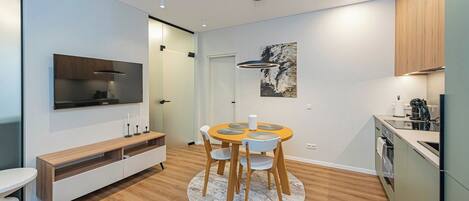 Fridge, oven, stovetop, dishwasher