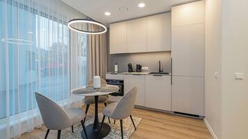 冷蔵庫、オーブン、コンロ、食器洗い機