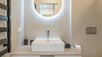 SĂšche-cheveux, serviettes fournies