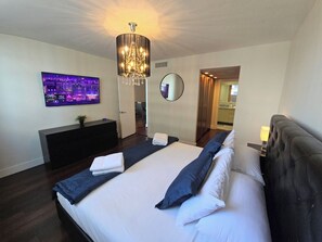 1 bedroom, desk, iron/ironing board, travel cot - Stunning Beachside Ocean View Unit-CS70 (Hollywood)