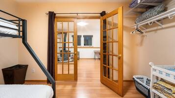 4 bedrooms, desk, WiFi