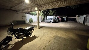 المنطقة المحيطة بالمنشأة