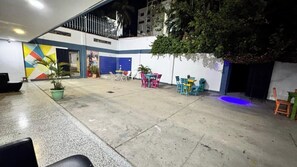 تناول الطعام بالخارج