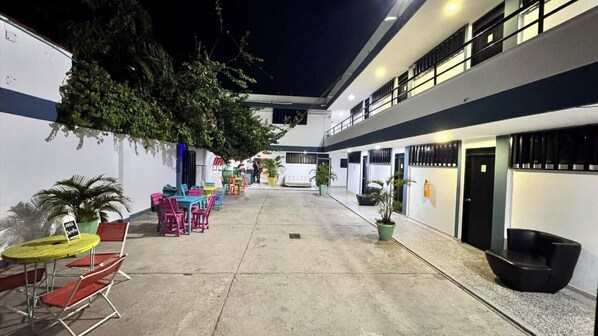 تناول الطعام بالخارج