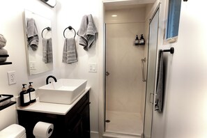 Dusche, Handtücher, Seife, Toilettenpapier