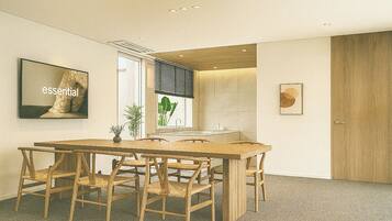 Penthouse Supérieur, plusieurs lits, salle de bains privée, vue ville | Bureau, espace de travail pour ordinateur portable, Wi-Fi gratuit