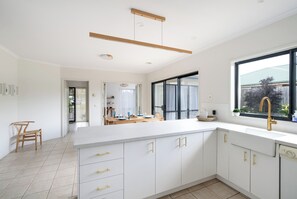 Frigorífic, microones, forn i placa de cuina