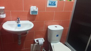 Comfort Twin Room, City View | Bathroom | Towels, soap, toilet paper - HOTEL CASA JAIRO (Neiva)