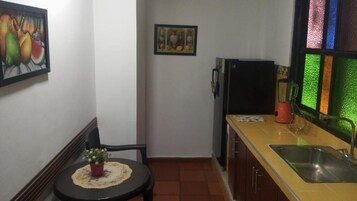 Comfort Twin Room, City View | Private kitchen