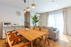 Villa - 3 soveværelser - ikke-ryger - privat pool (14 Beds/BBQ/2 parking spaces/Onna 10A) | Spisning på værelset