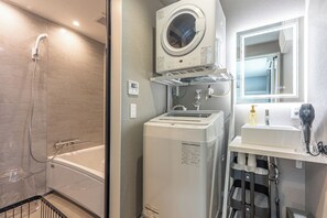 Villa, 3 slaapkamers | Badkamer | Een haardroger, pantoffels, een toilet met elektronische bidet