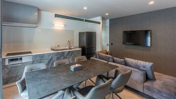 Newly built (Max 19 people) 3LDK (130sqm)/14 beds/swimming pool/BBQ area/parkingfor 2cars/Onna10B/NS | In-room dining