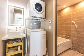 Villa, 3 Schlafzimmer, Nichtraucher, eigener Pool (14 Beds/BBQ/2 parking spaces/Onna 10A) | Badezimmer | Haartrockner, Hausschuhe, Toilette mit elektrischem Bidet, Handtücher